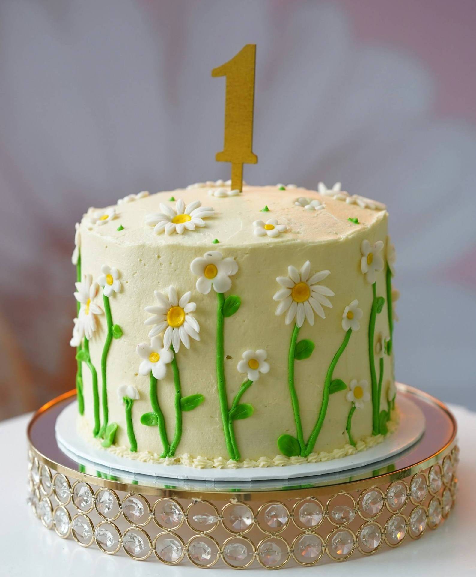 It's Lifeticity's 1-year birthday celebration, with a cake with daisies on it.