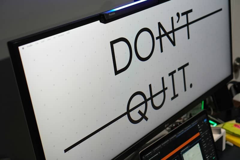 Computer monitor displays 'don't quit.' message.