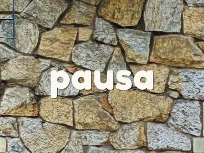 una pared con la palabra "pausa" sobre ella