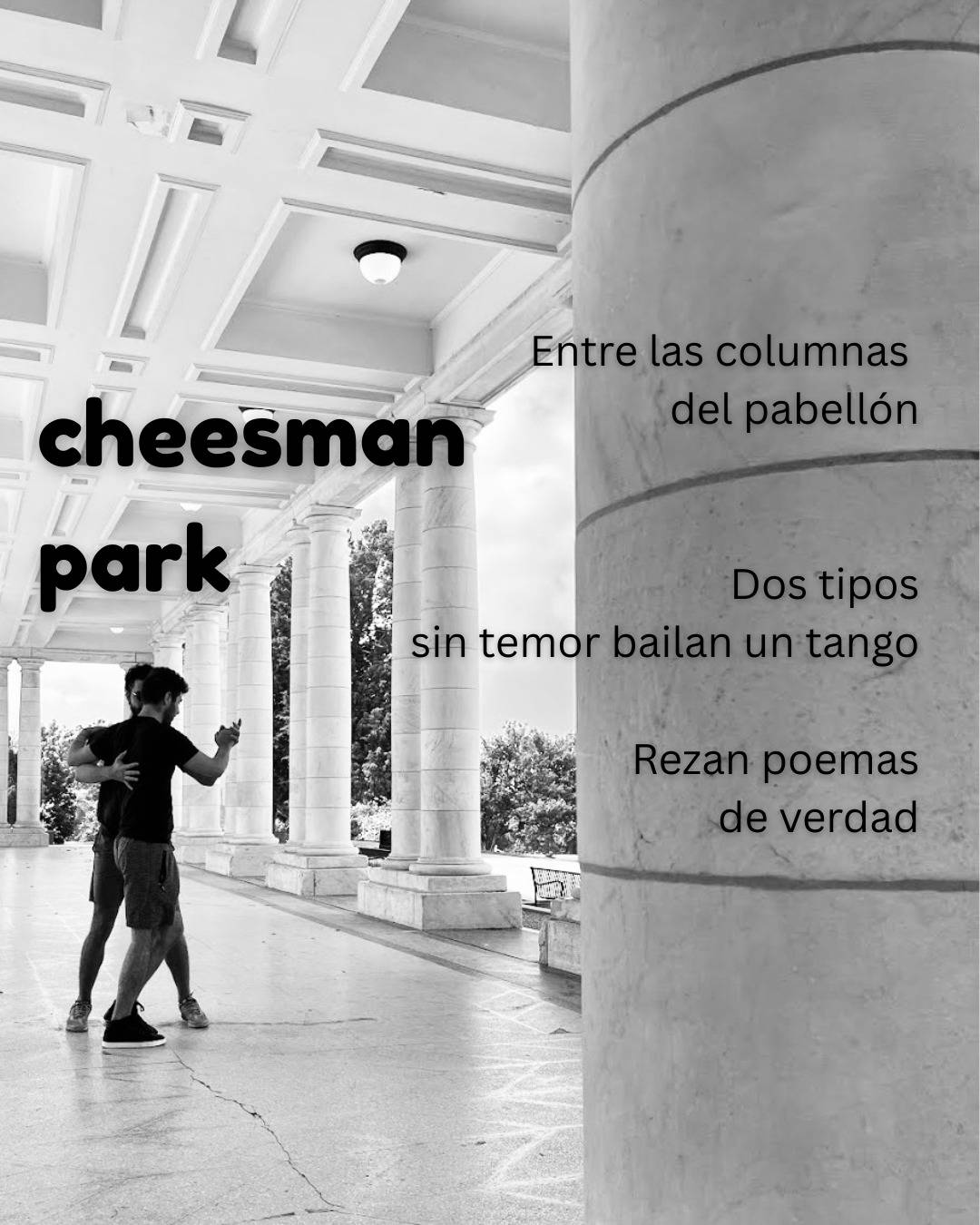 Dos tipos bailan un tango entre las columnas