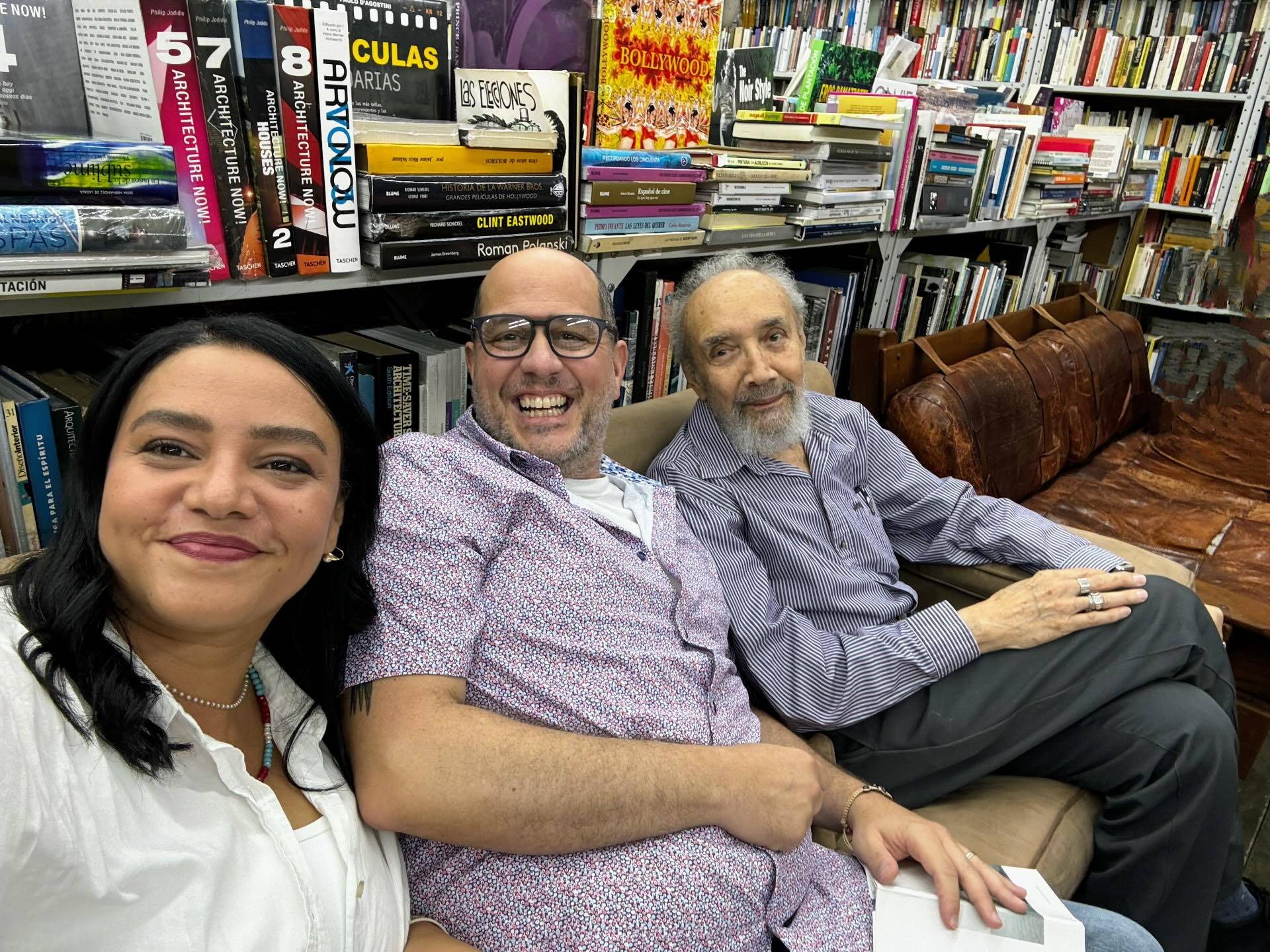 Con el poeta Alfredo Chacón en la Librería Kalathos de Caracas