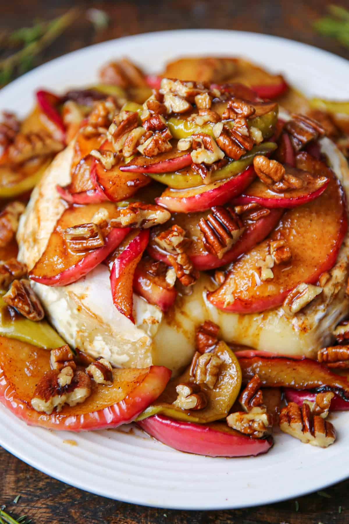 Baked Brie with Pecan and Apples