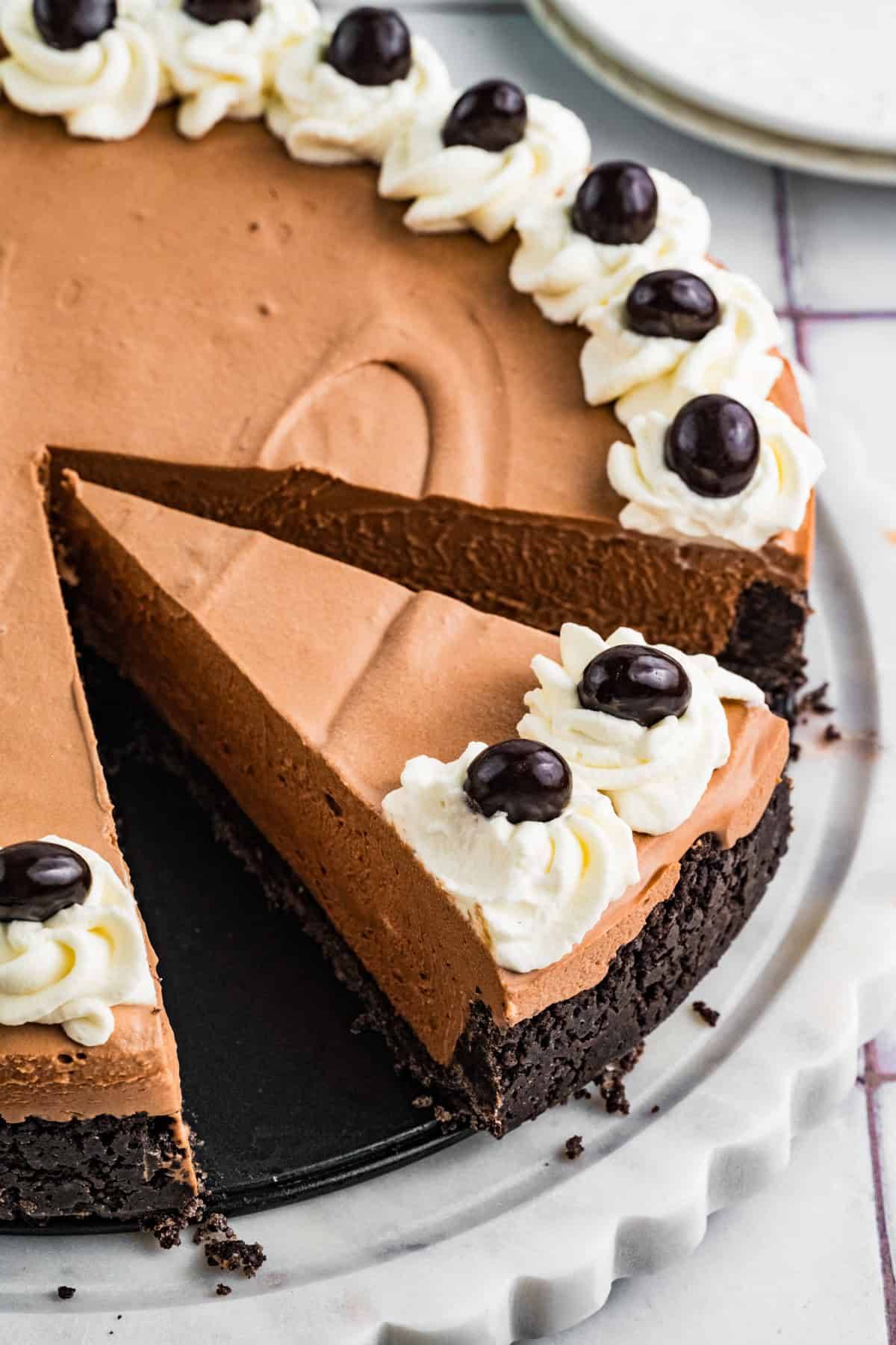 Mudslide Pie with Oreo Cookie Crust, Kahlua, & Baileys Irish Cream on a white cake stand.