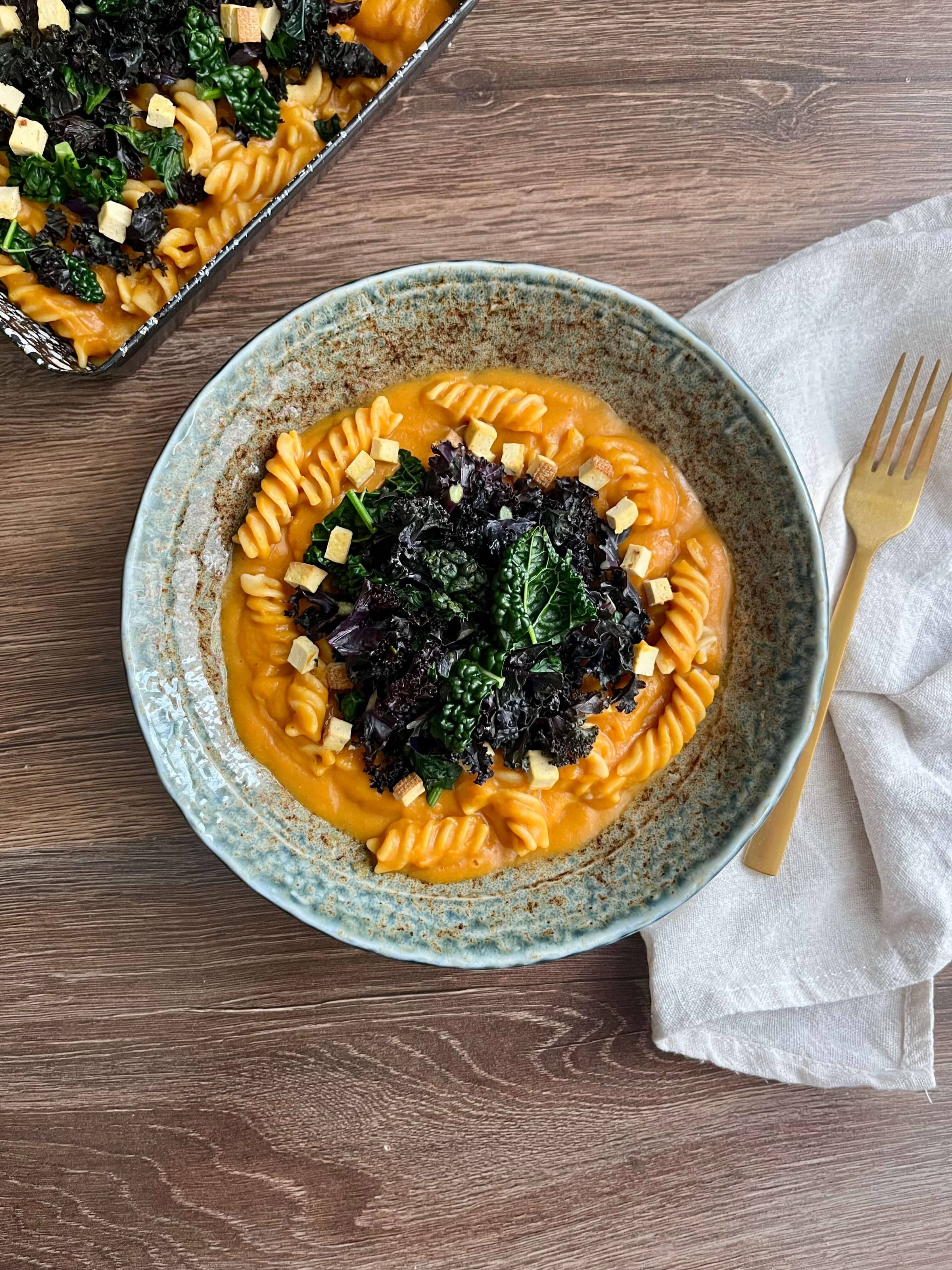 Édesburgonya "sajt"krémes tészta, zöldekkel és pirított tofuval