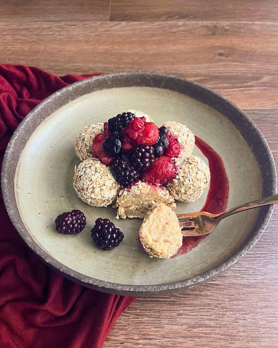 Kölestúrógombóc bogyós szósszal