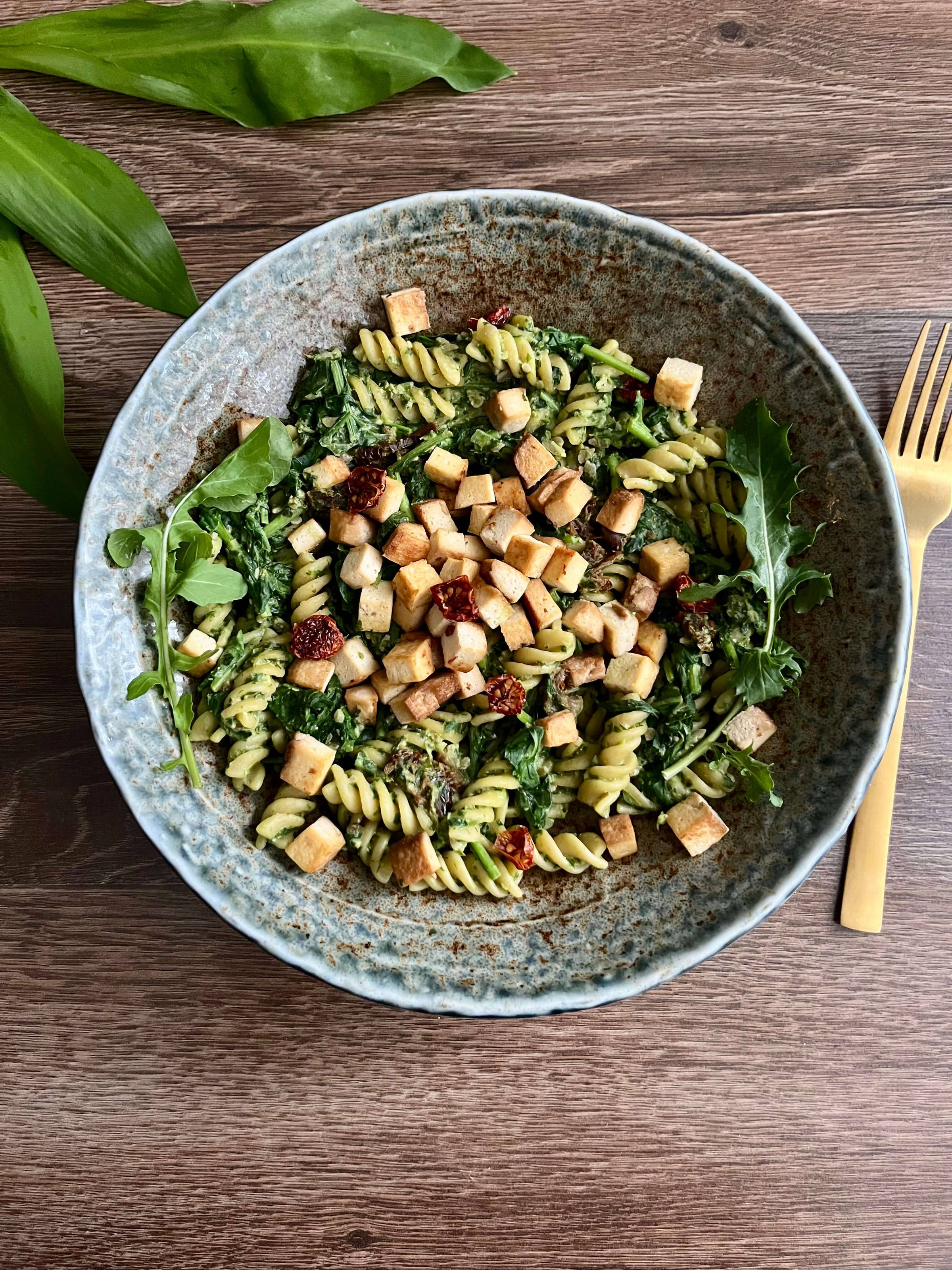 Tavaszi pesztós tészta pirított tofuval és aszalt paradicsommal