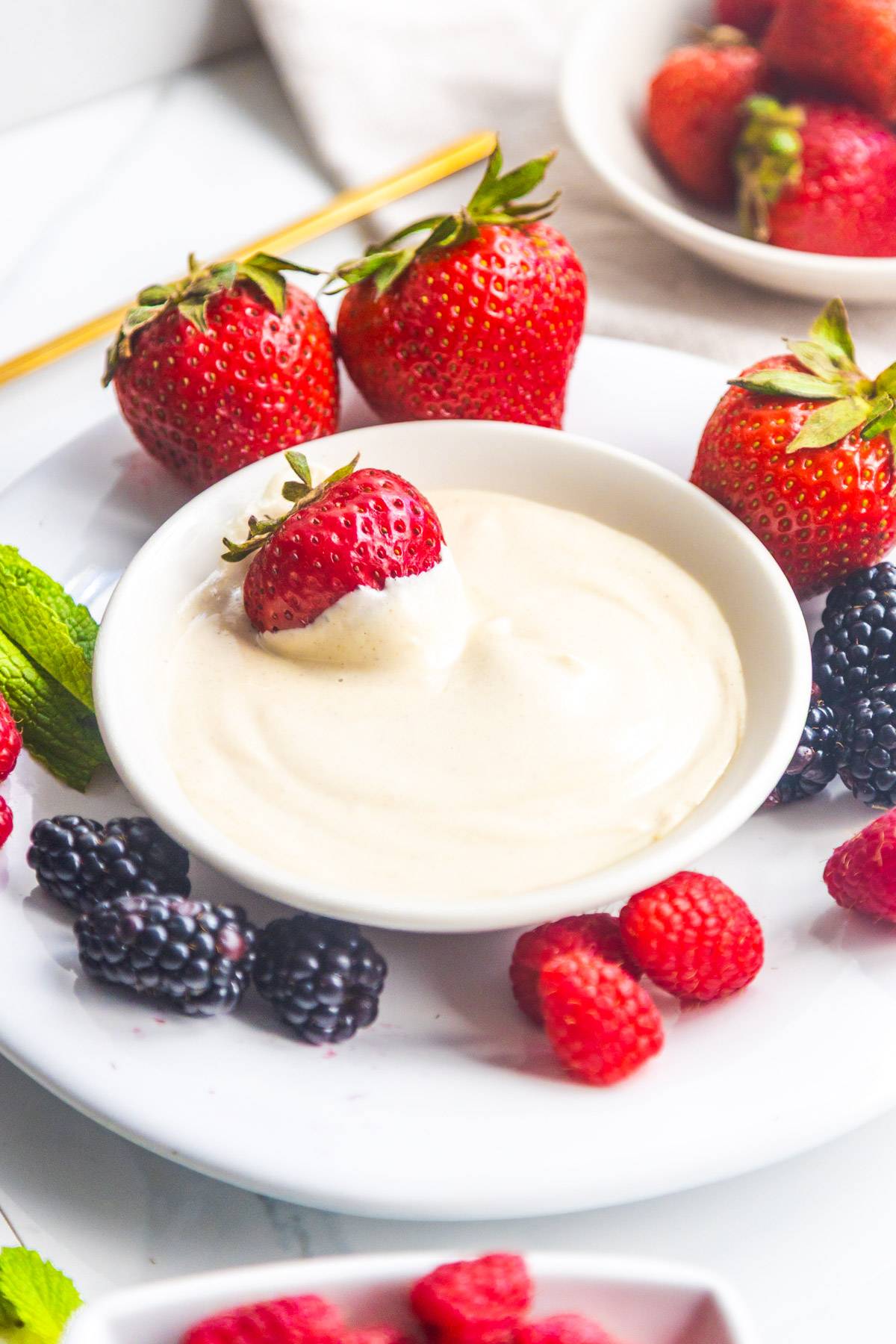 Vegan fruit dip (with sweet cashew cream)