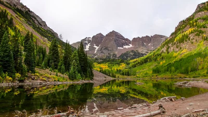 View of lake and mountains at Maroon Bells in CO