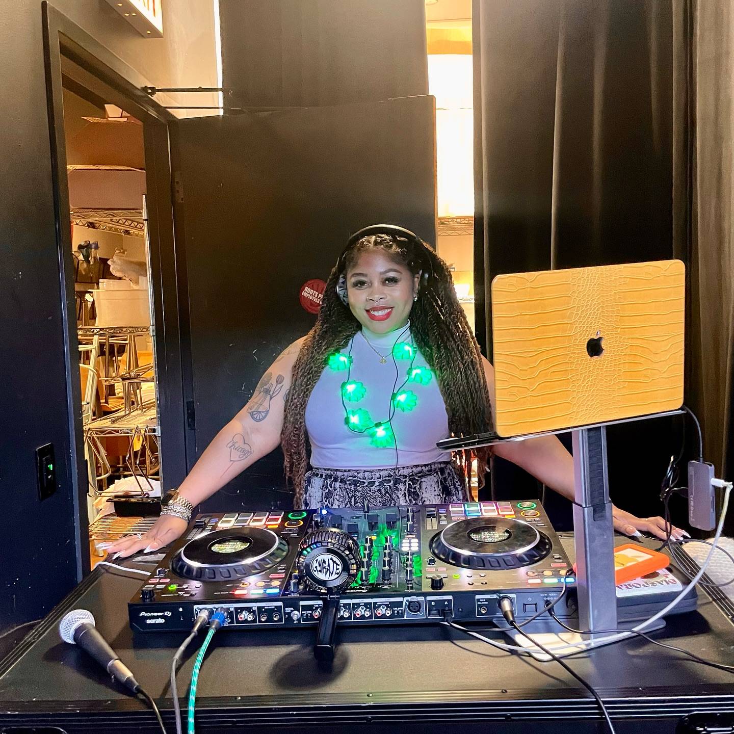 Had a great time at the C🍃nn🍃 Hall of Fame Chi High Profesh Sesh by @HiFoMedia! It was a full house full of great vibes! Thanks to everyone for the energy. Wildest industry ever but the people & passion are what keep me here in IL 🤪 #benzinga #benzingaafters #chicagodj #benzingacanna