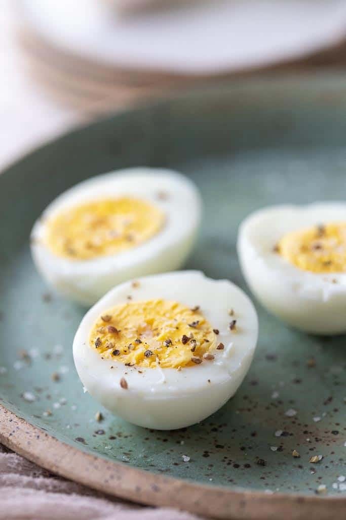 how to boil eggs in the microwave