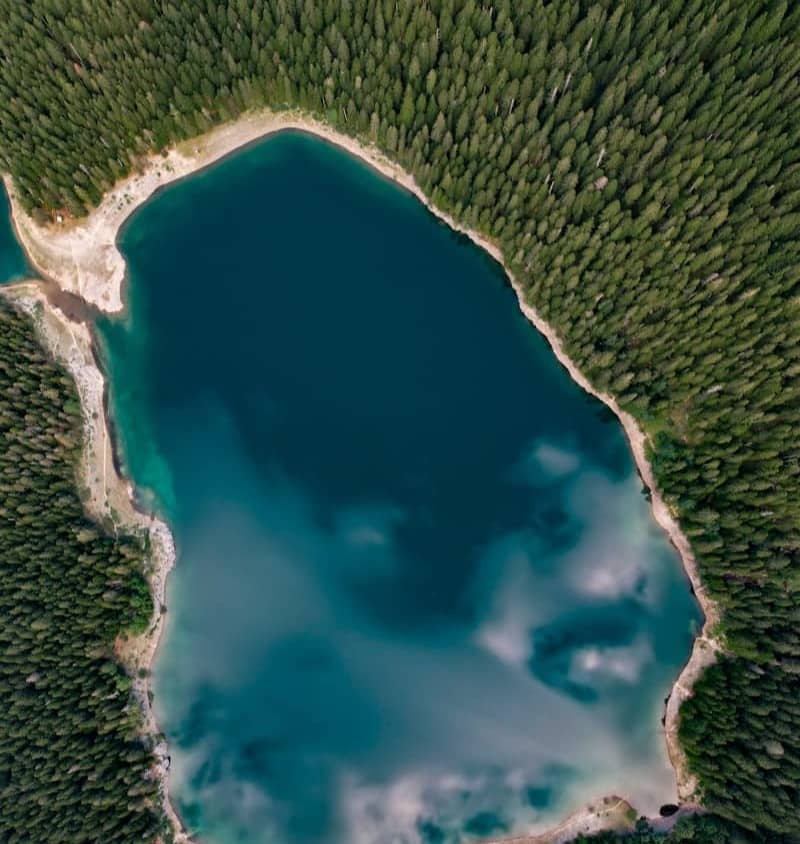 Aerial view of a beautiful lake surrounded by trees.