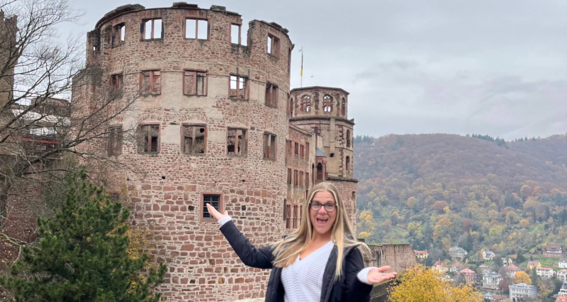 woman in front of the Heidelberg castle in Germany