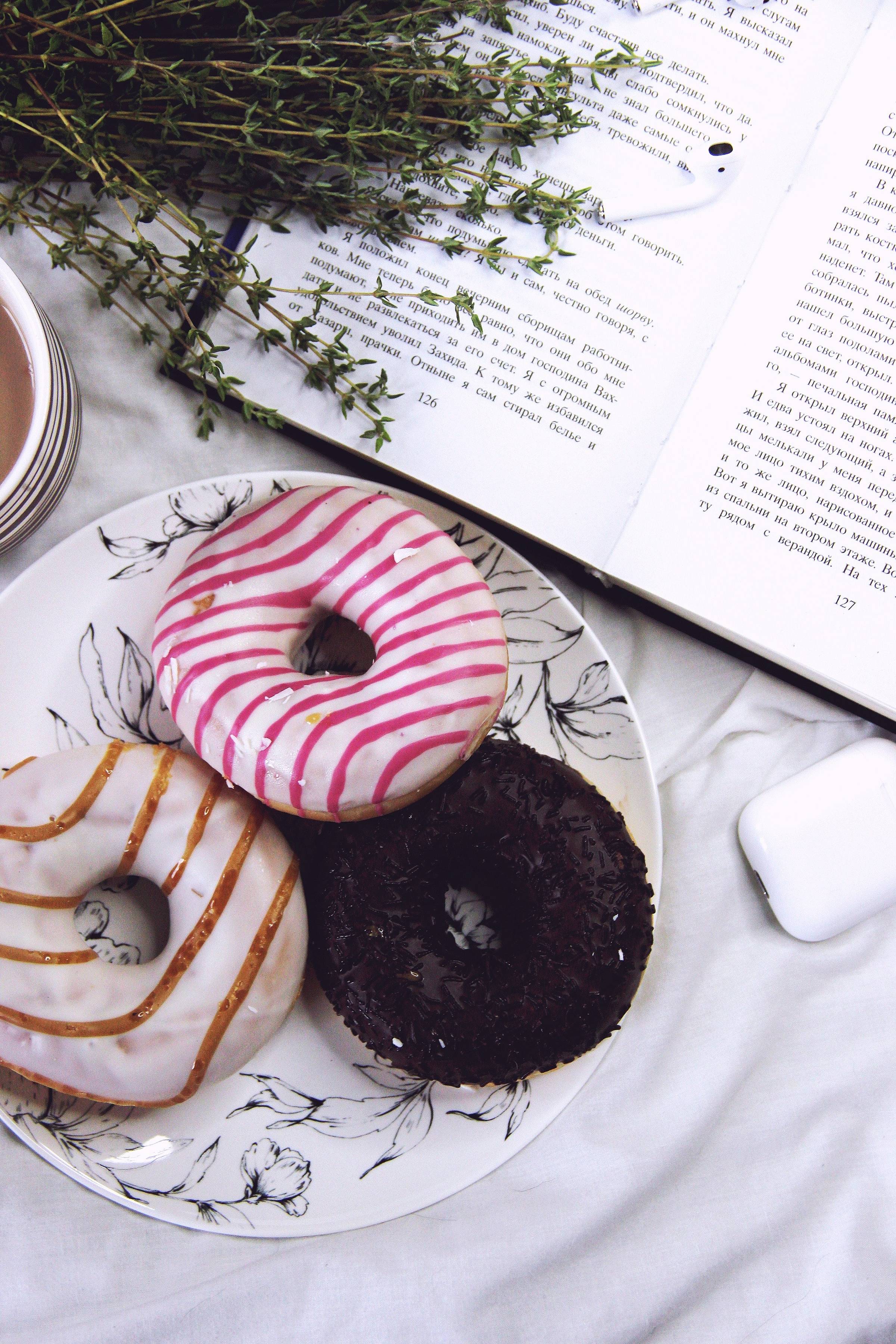 Numerous factors can contribute to the development of chronic inflammation. Poor dietary choices, such as consuming a diet high in processed foods, added sugars, unhealthy fats, and refined carbohydrates, can trigger an inflammatory response in the body. 