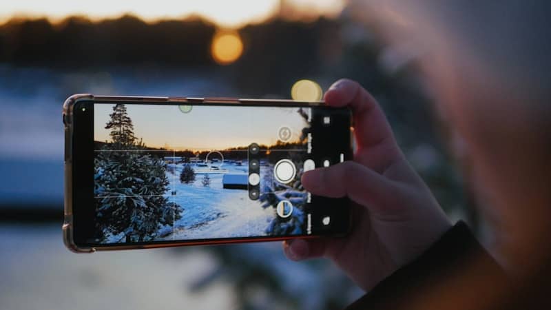 7 tips for pro-like smartphone shots, even without expensive gear. Bonus: A surprising trick to boost results instantly!