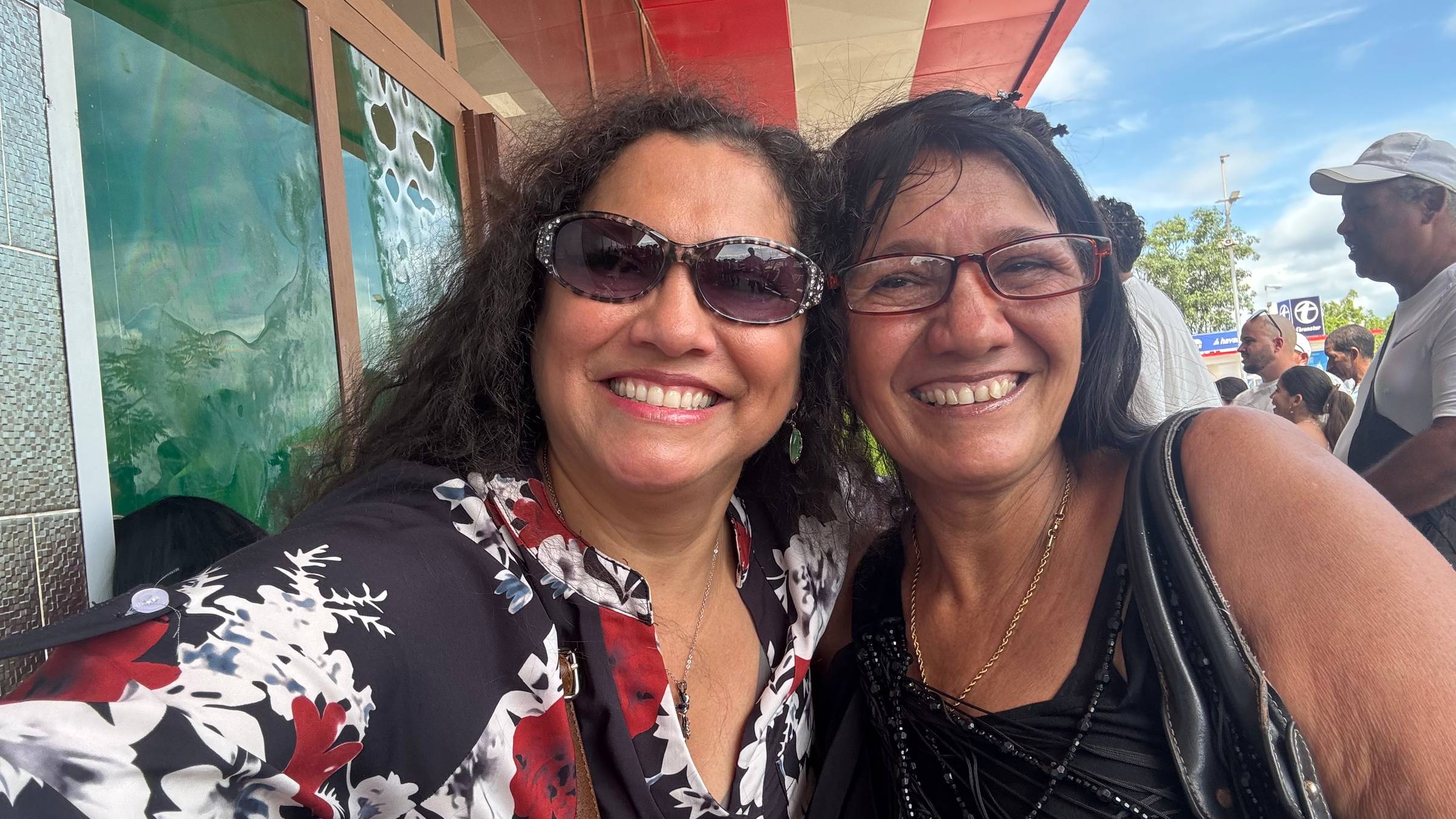Sheyla Paz with her sister at the Santiago de Cuba airport