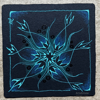 Motif ArtsAmuse dessiné sur du papier noir à l’encre verte et bleue