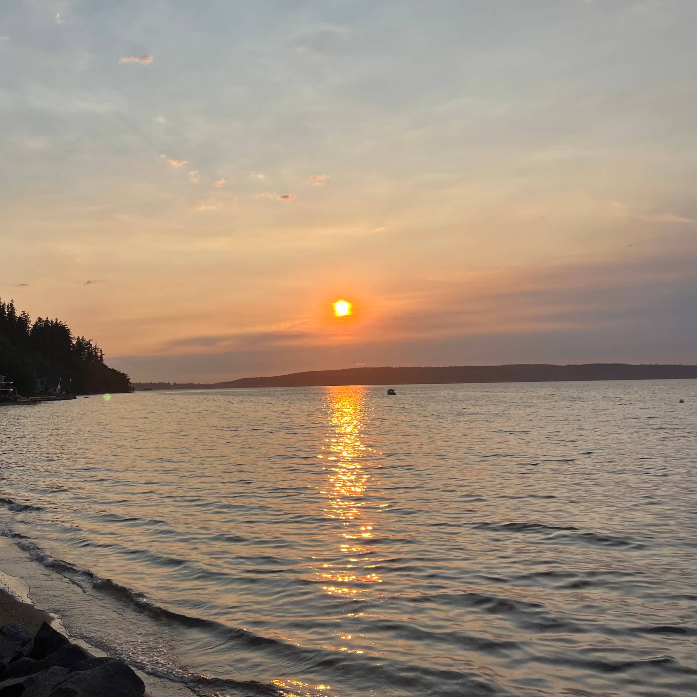 Vue de l’océan et des îles depuis une plage près de Seattle 