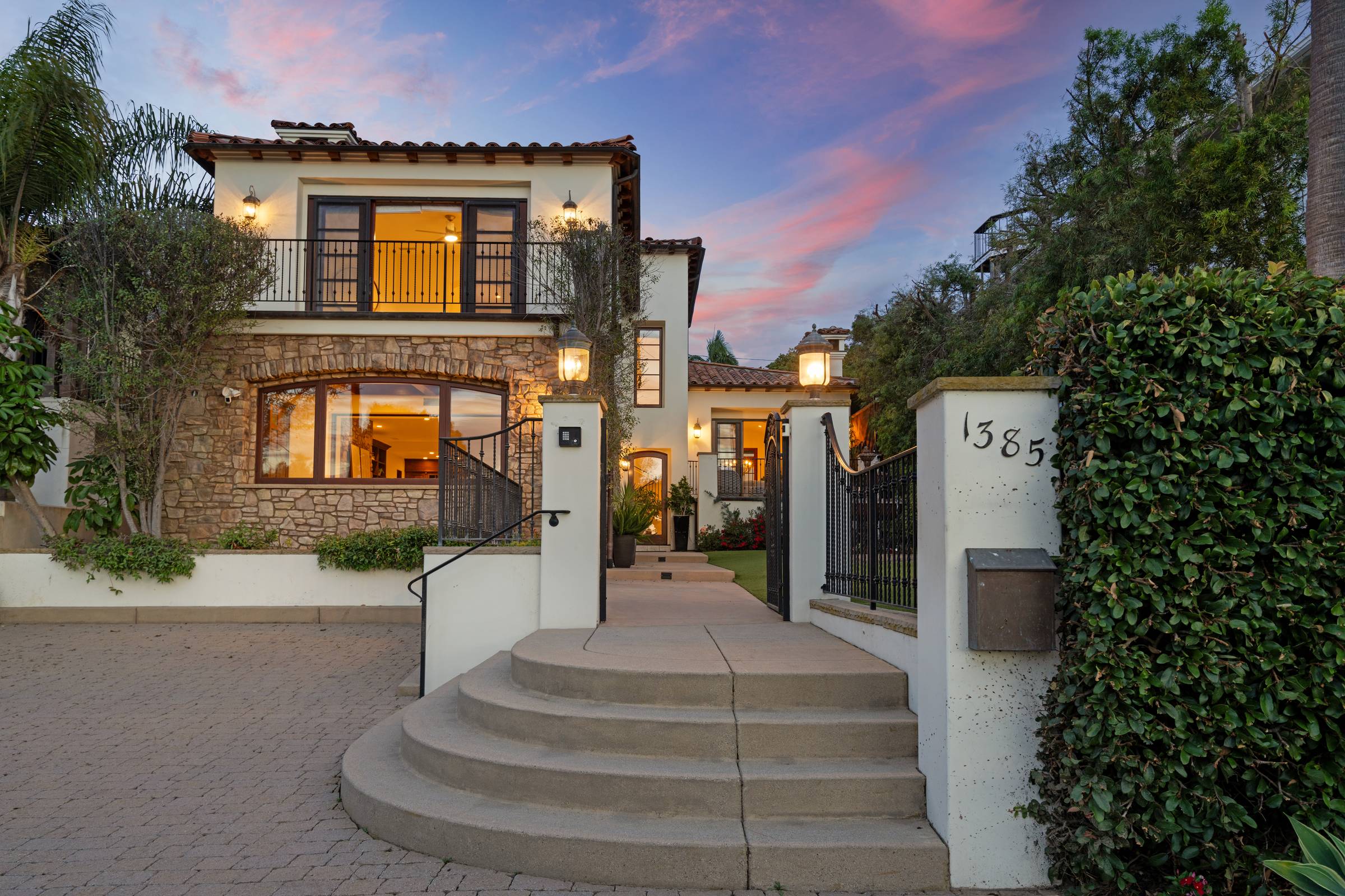 Exterior of 1385 Park Row, a contemporary Mediterranean home in La Jolla Village.