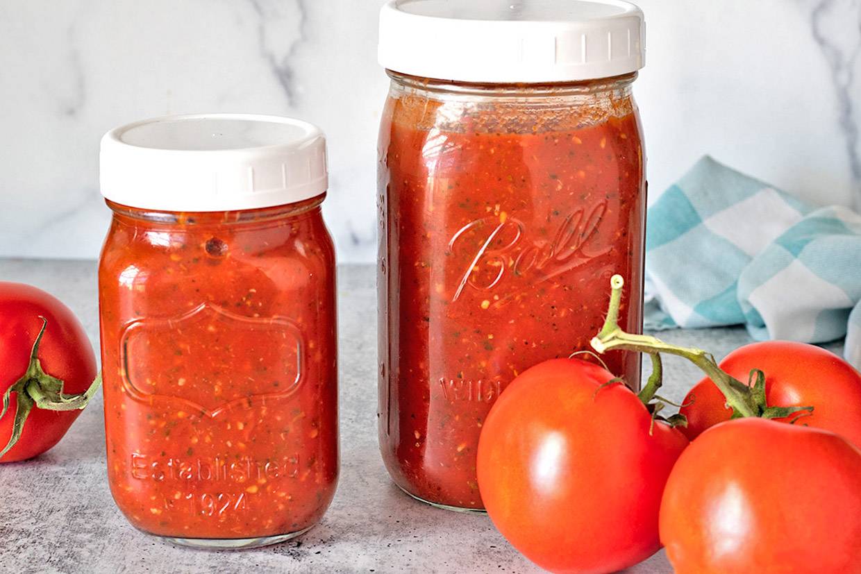 Easy Marinara Sauce in mason jars.