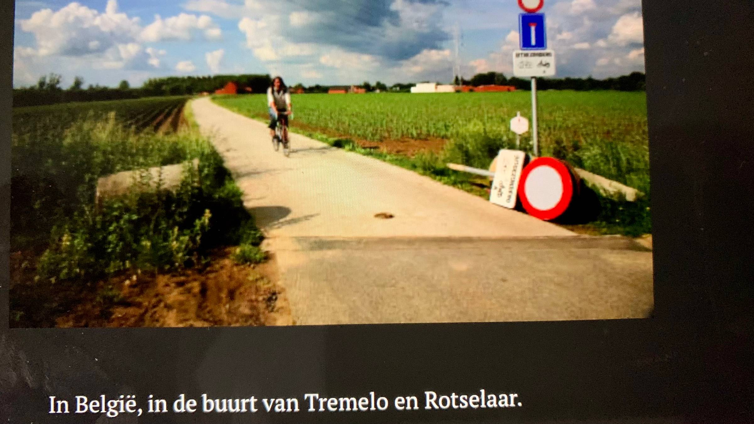 Ilja Leonard Pfeijffer op de fiets, Grensstraat, Rotselaar, 2008.
