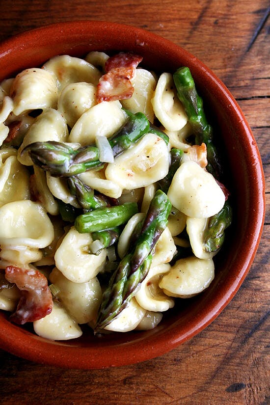 Pasta carbonara with asparagus. 