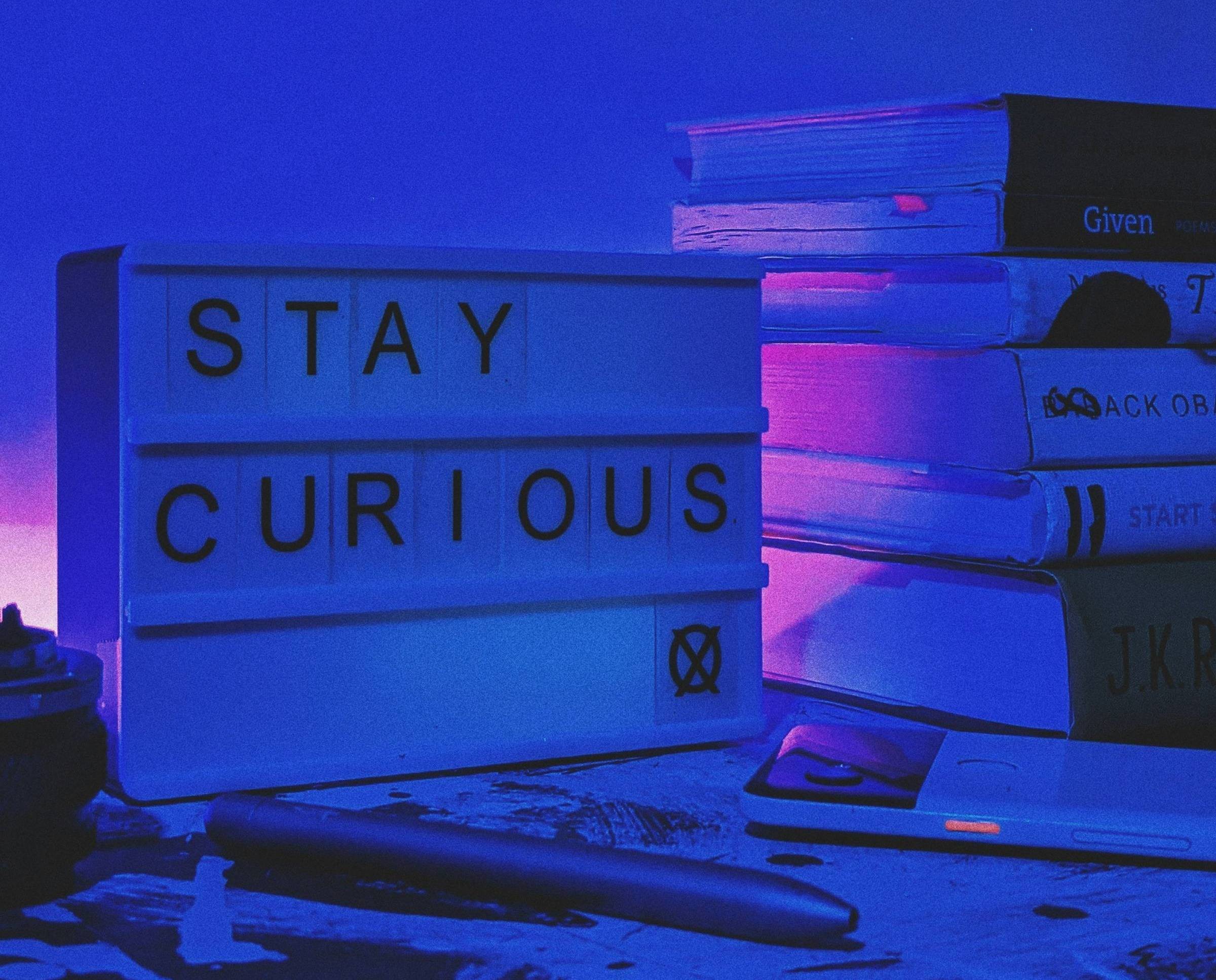 desk letter sign with the words 'stay curious'