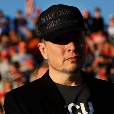 Elon Musk con una gorra negra