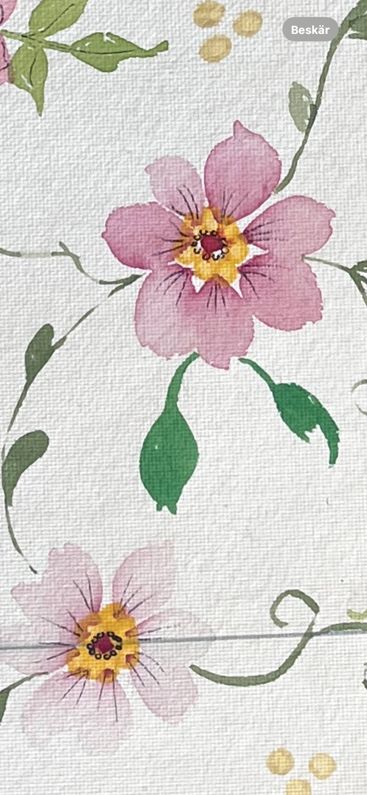 Rosa blomma med gula prickar målad i akvarell