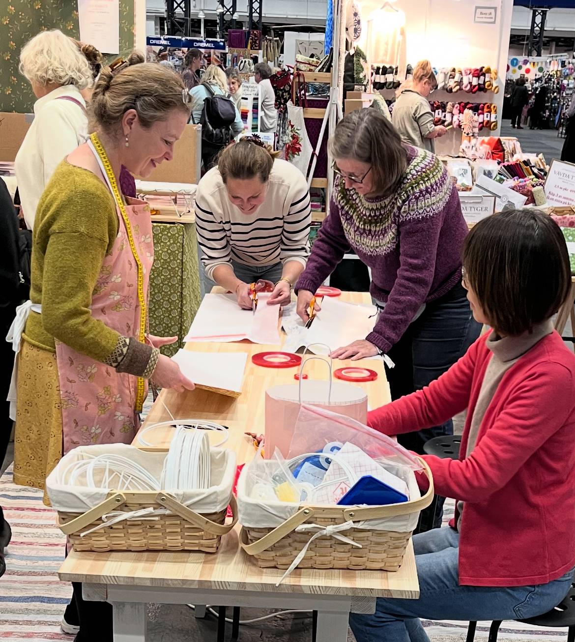 Annette håller workshop för deltagare som gör sin egen unika lampskärm