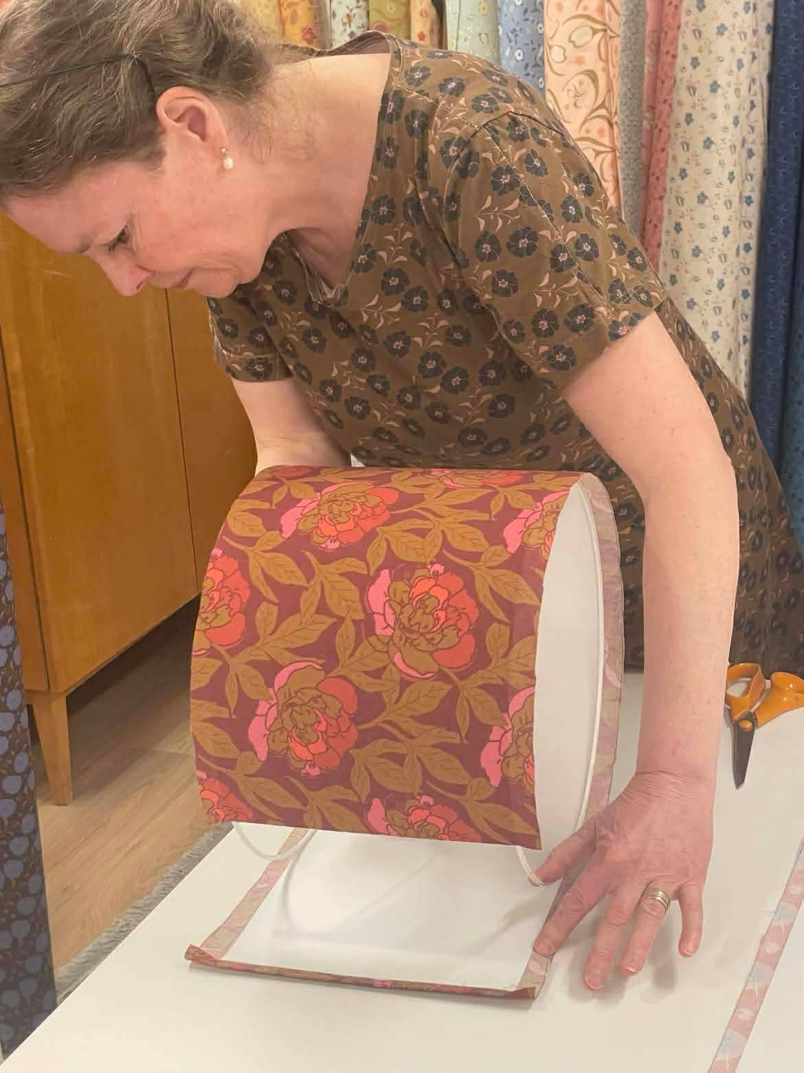 Annette gör en lampskärm i studion