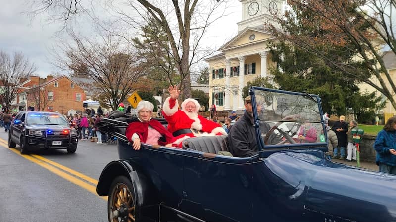 mrs claus and santa during parade