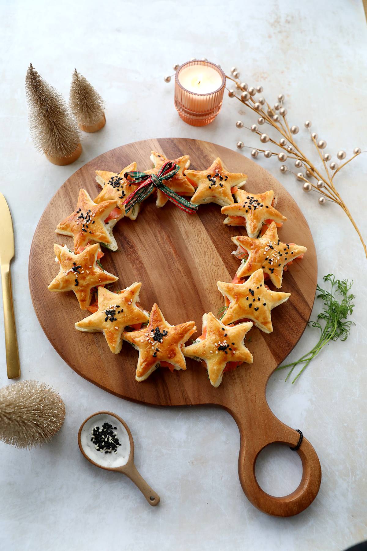 Couronne d'étoiles feuilletées au saumon fumé