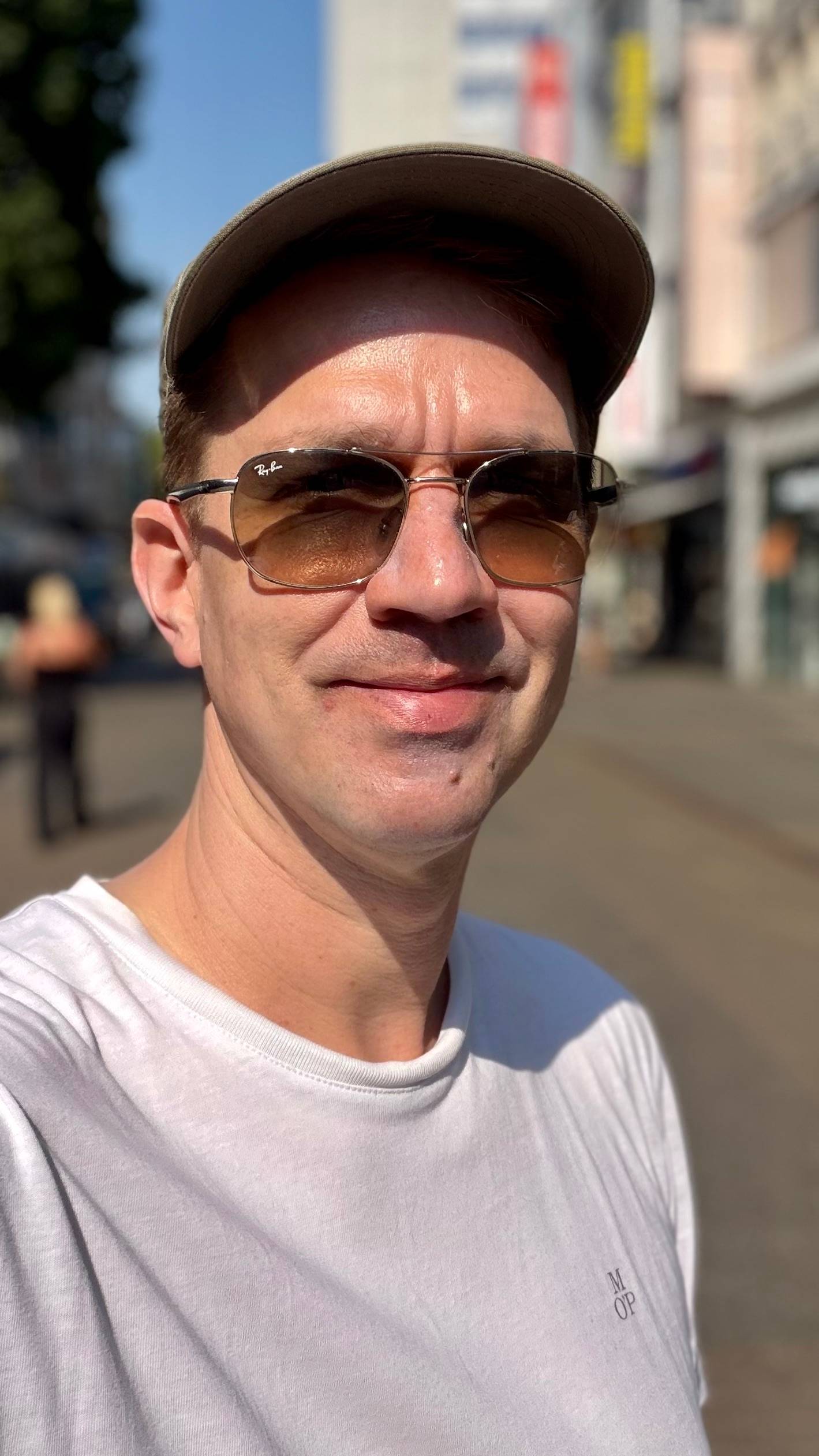 ein Mann auf der Kölner Schildergasse.