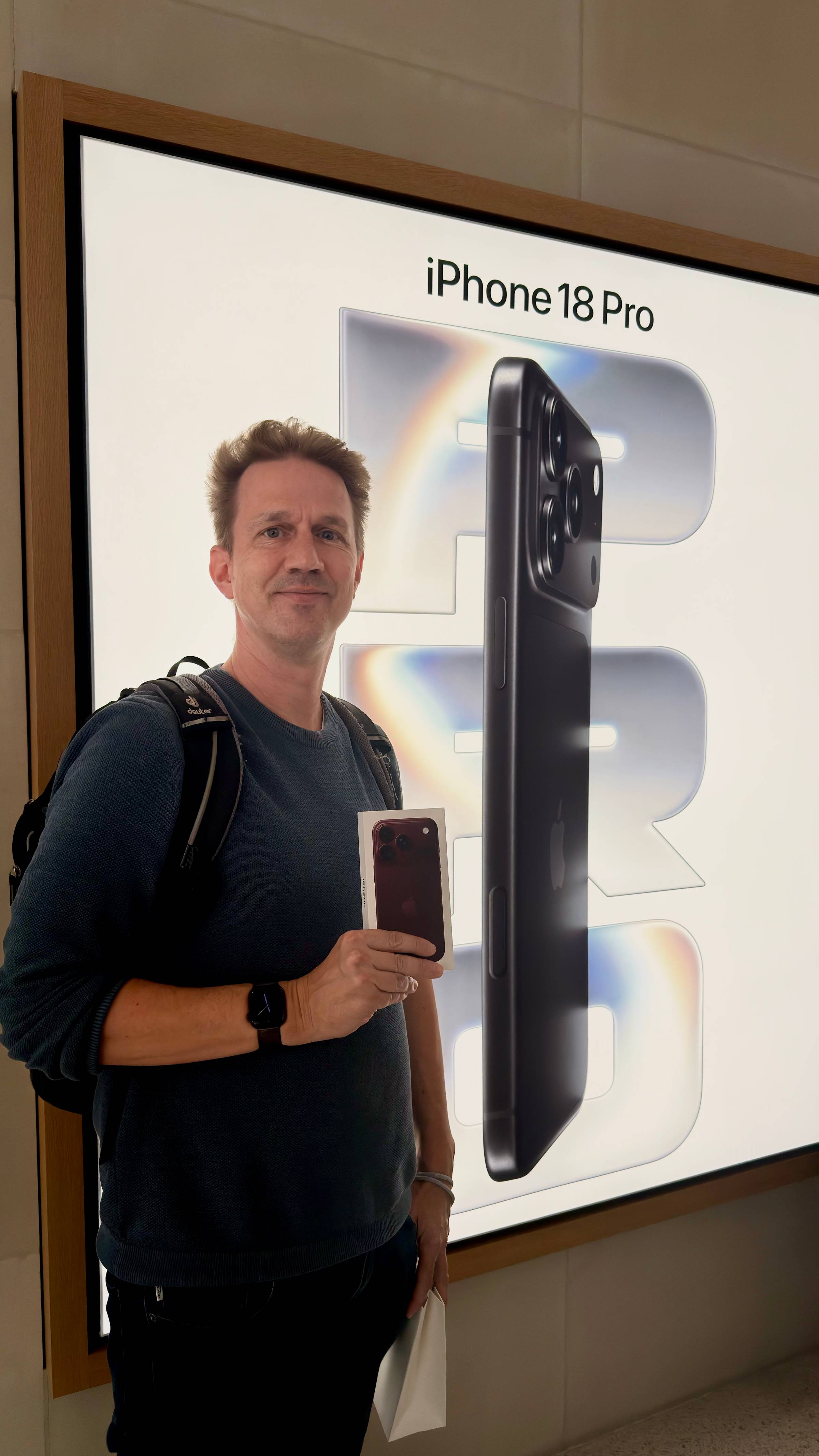 Ein Mann mit iPhone 18 Pro in der Hand