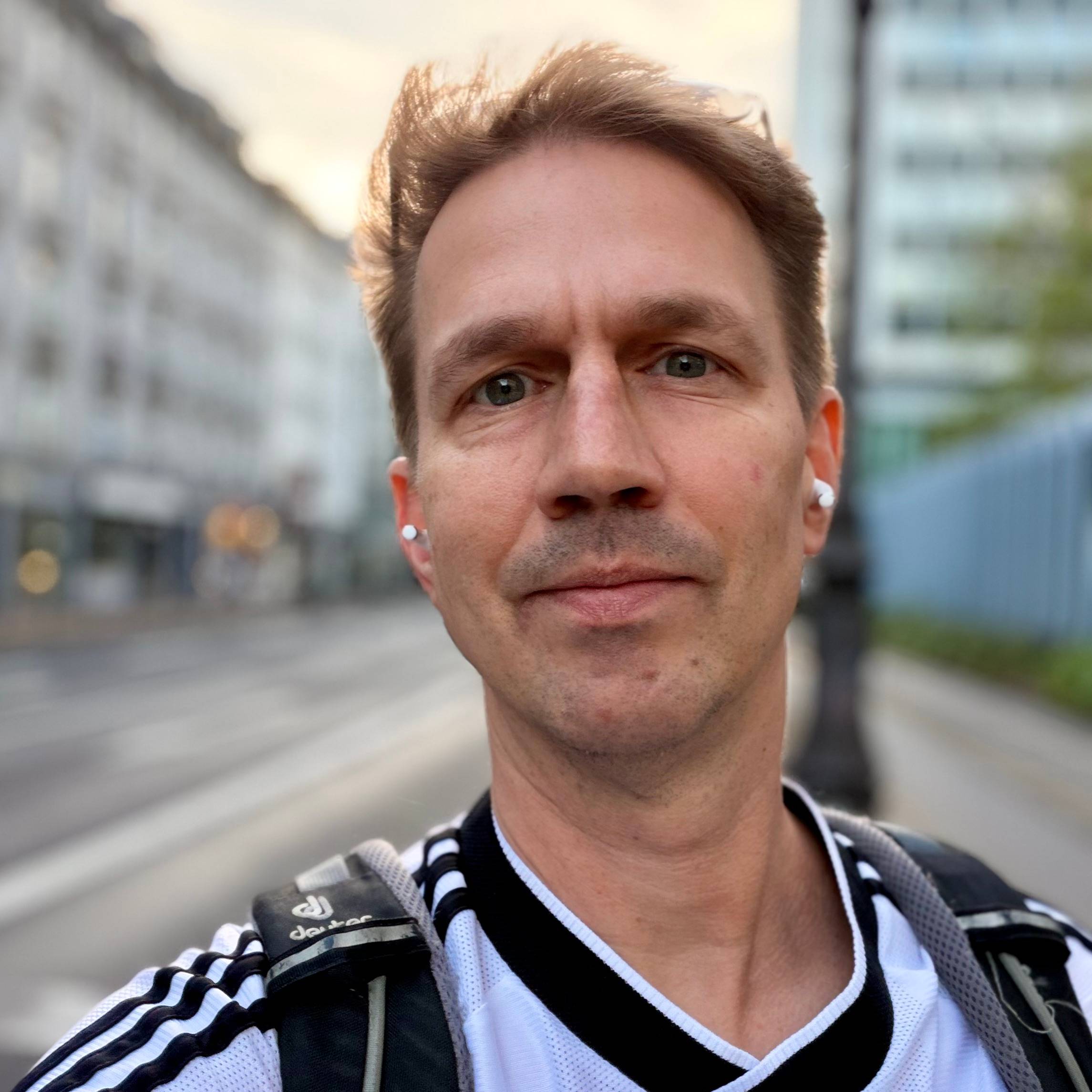Ein Mann auf einer Straße beim Sonnenuntergang.