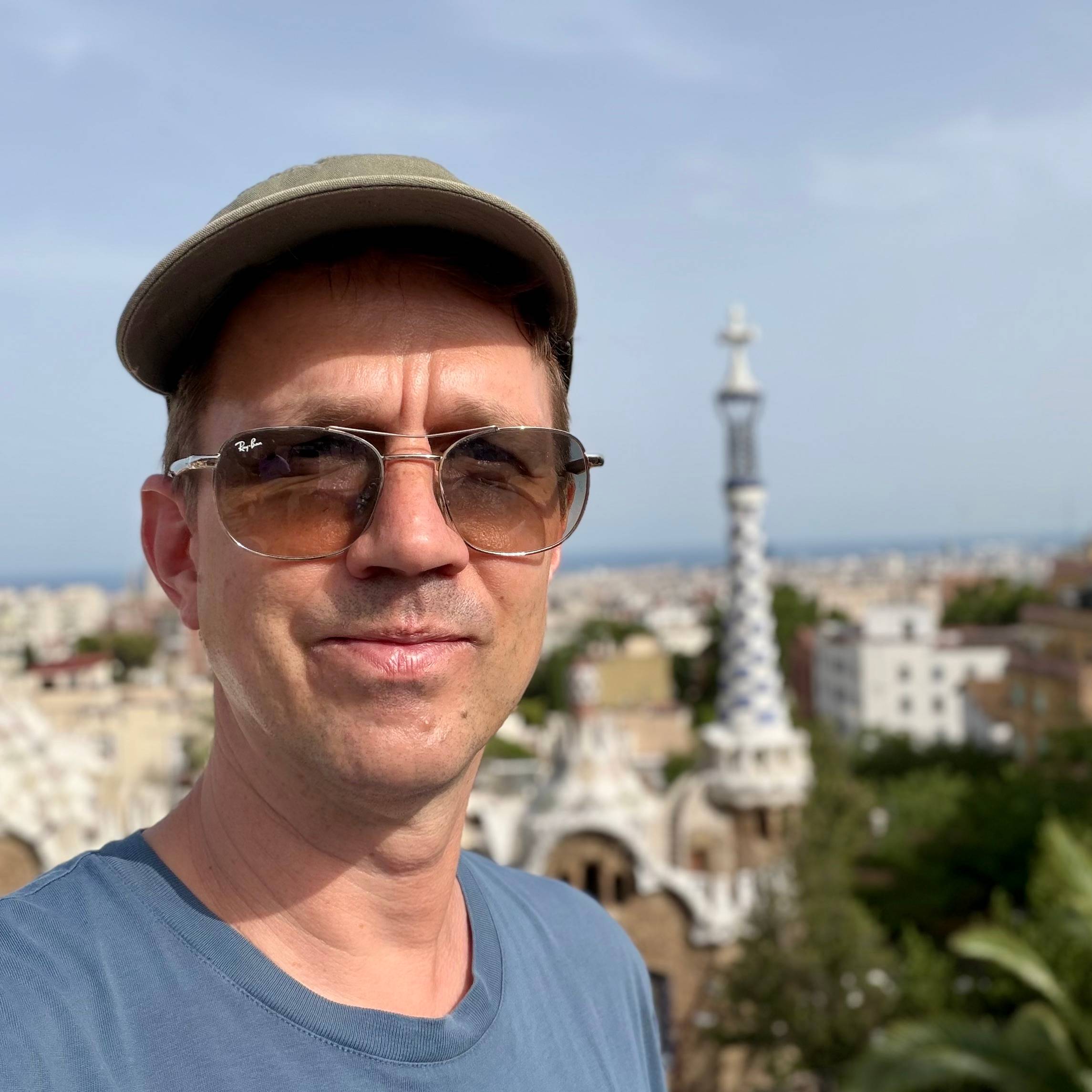 Ein Mann vor der Skyline von Barcelona im Parc Guell