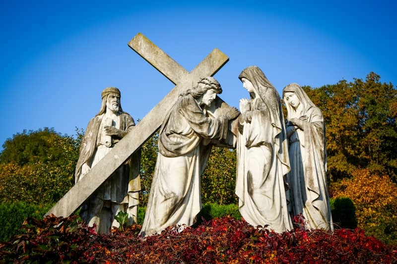 Statues depicting jesus carrying the cross with women