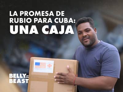 El periodista de Belly of the Beast Yohan Díaz sostiene una caja de ayuda humanitaria estadounidense destinada a Cuba. El texto dice: «La promesa de Rubio a Cuba: una caja».