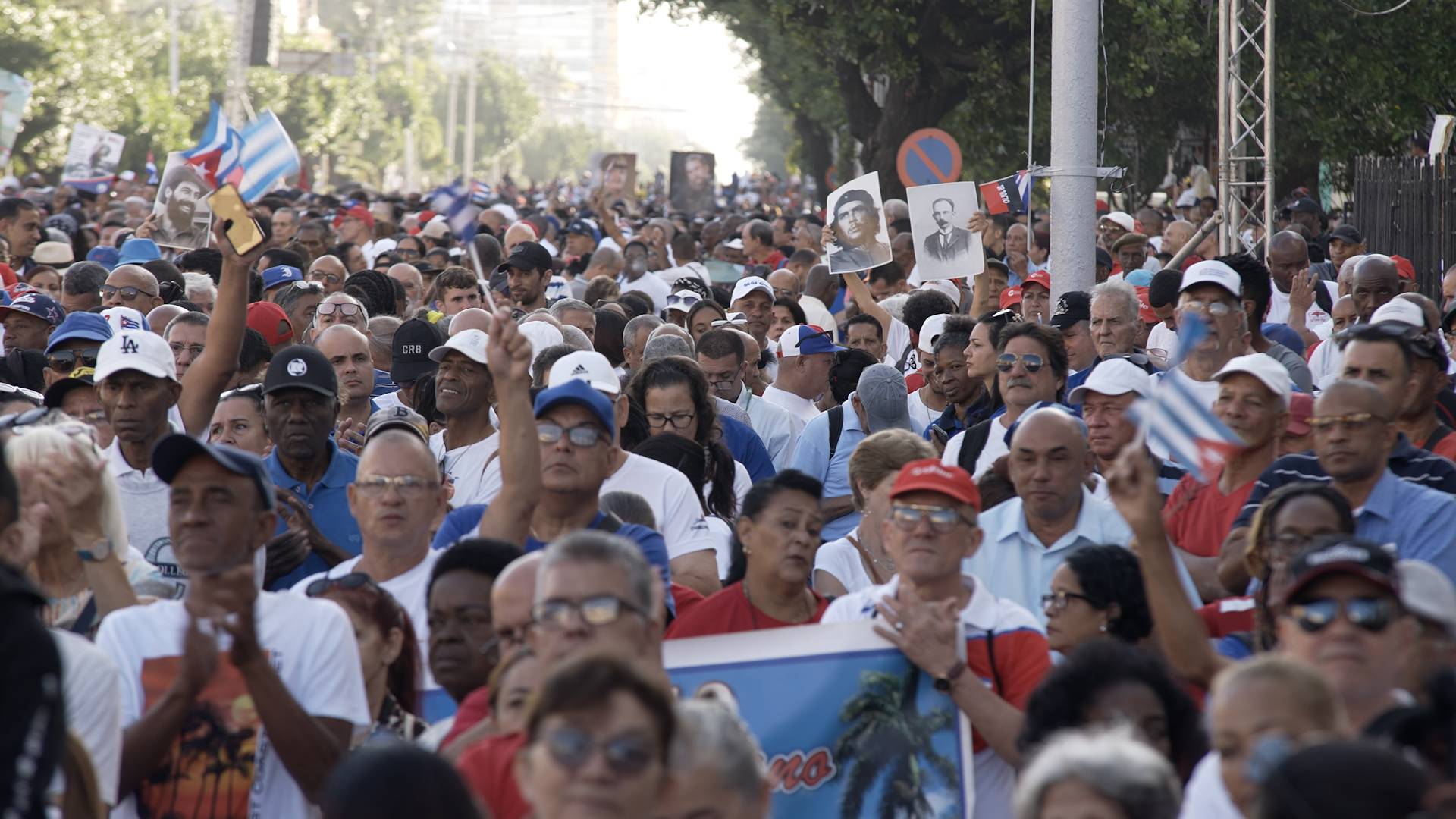 cubanos en cuba marcha primero de mayo