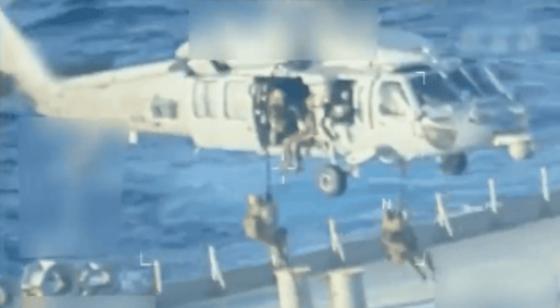 Vídeo de soldados abordando el petrolero desde helicópteros, publicado por la Fiscal General de Estados Unidos, Pam Bondi.