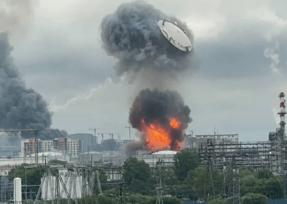 Roof of Russian oil storage tanker flies off during explosion