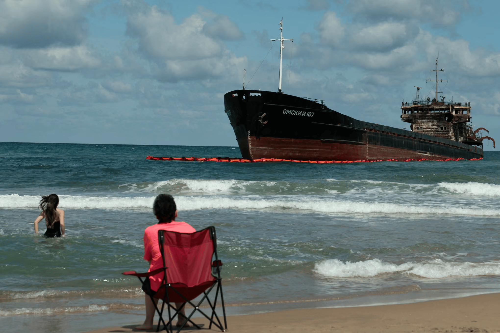 A Russian cargo ship runs aground in Turkiye
