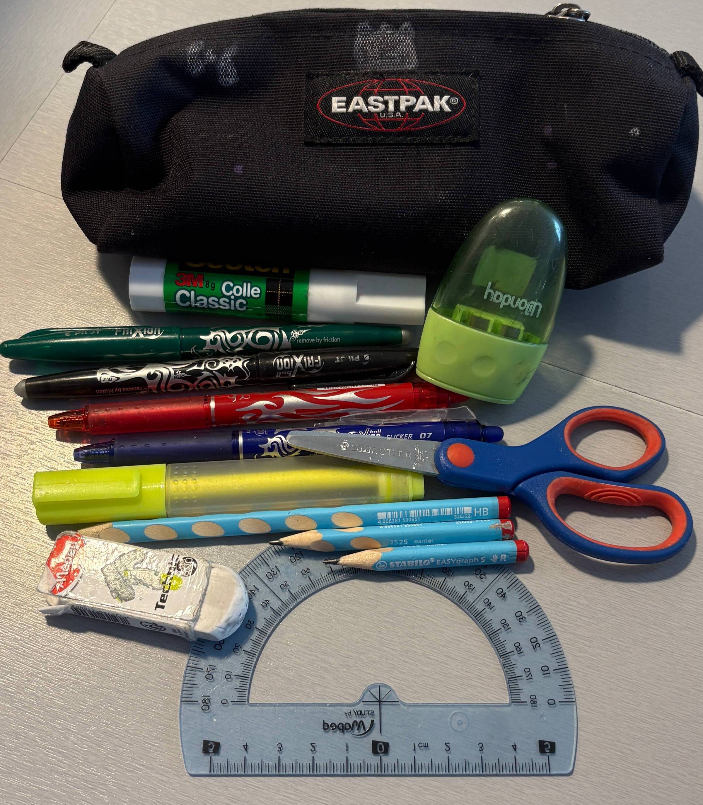 Une trousse et quelques fournitures scolaires
