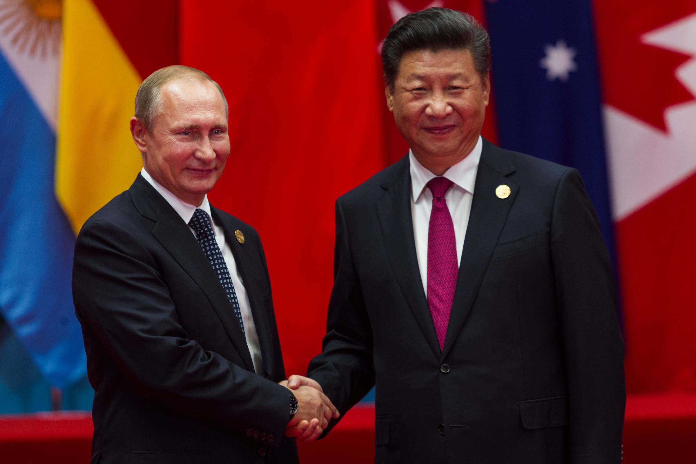 Chinese president Xi Jinping (R) welcomes Russian President Vladimir Putin (L) in G20 summit in Hangzhou. (plavi011 / Shutterstock.com)