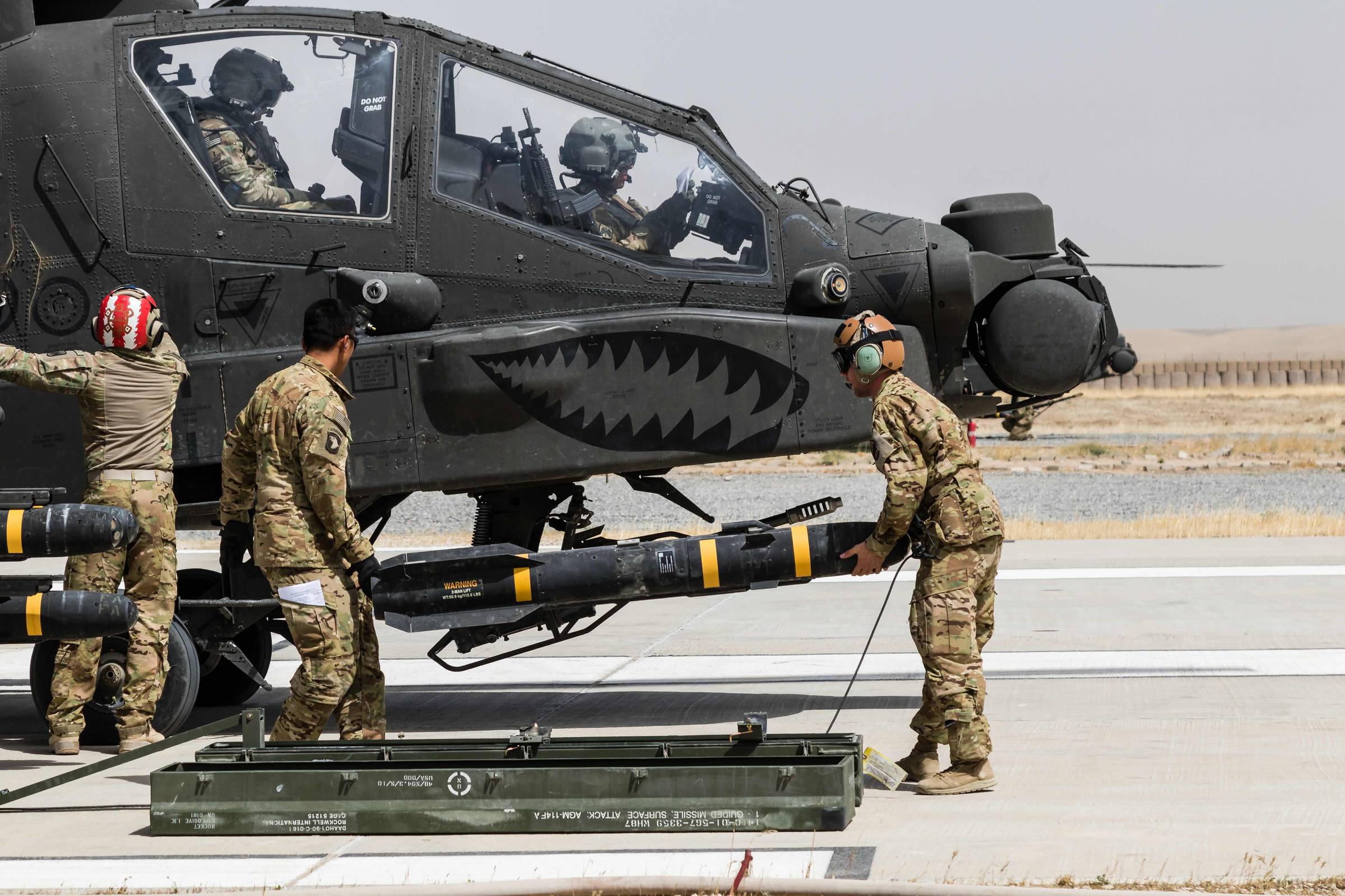 U.S. Army Soldiers assigned to Task Force Griffin, 16th Combat Aviation Brigade, 7th Infantry Division load an AGM-114 Hellfire missile on an AH-64E Apache helicopter in Kunduz, Afghanistan, May 31, 2017 (Photo by Capt. Brian Harris / 16th Combat Aviation Brigade)