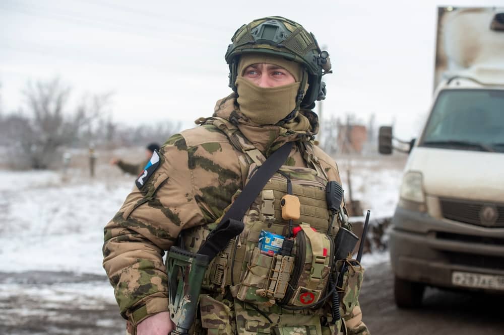 Russian soldier manning a checkpoint in the Zaporizhia region (Sergey Nikonov / Shutterstock.com)