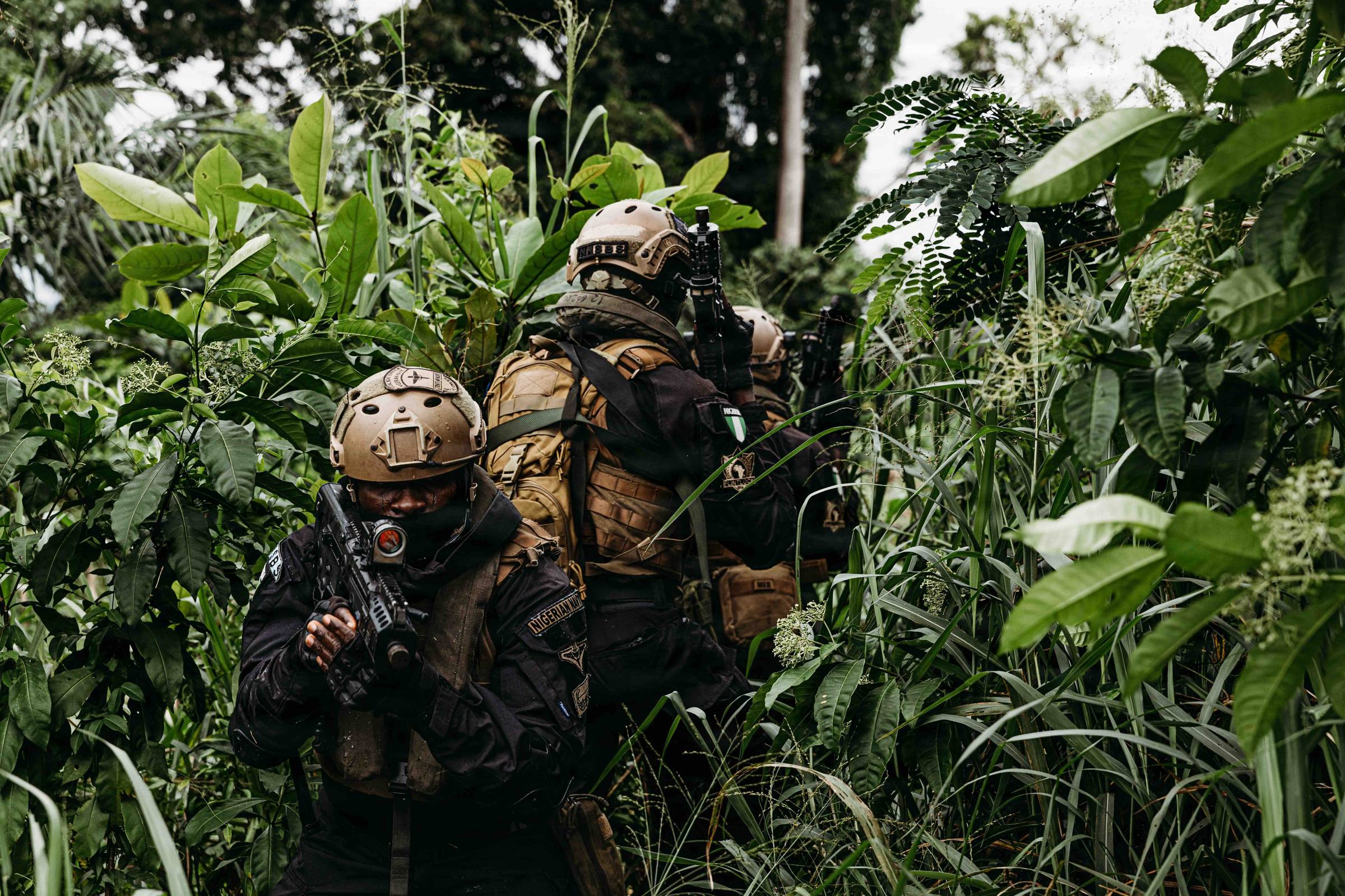 Nigerian Navy Special Boat Service operators maneuver through dense vegetation to execute a maritime insertion ground raid during exercise Flintlock 26 in Côte d’Ivoire, April 29, 2026. (U.S. Army photo by Staff Sgt. Austin Baker)