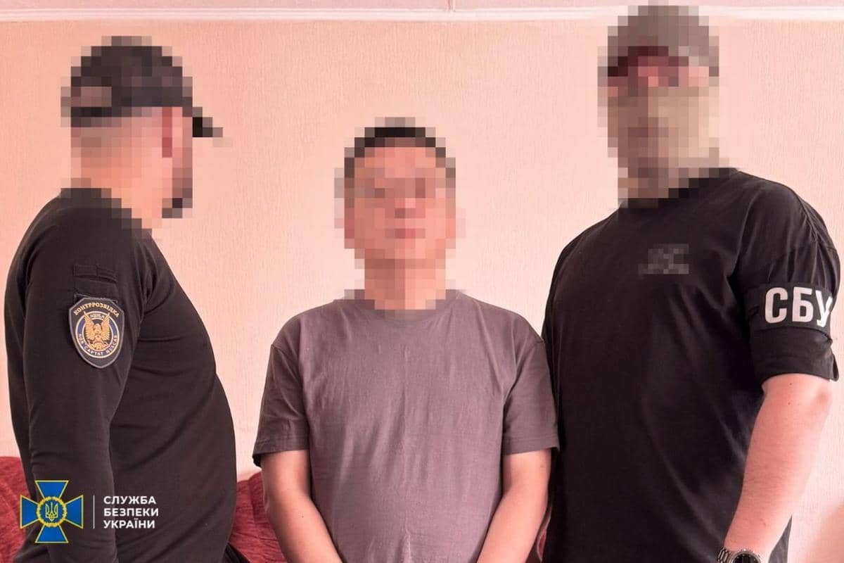 SBU officers detain two Chinese nationals in Kyiv, suspected of trying to steal classified information about Ukraine’s Neptune cruise missile. (Photo: SBU)