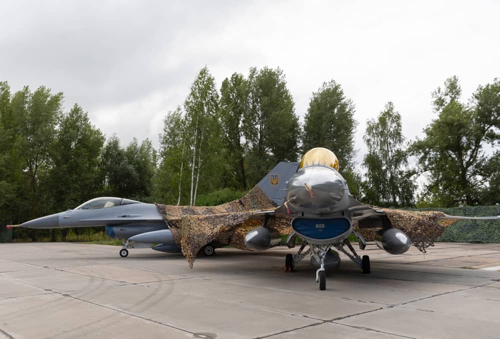  F-16 fighter jets in an undisclosed location in Ukraine (photowalking / Shutterstock.com)