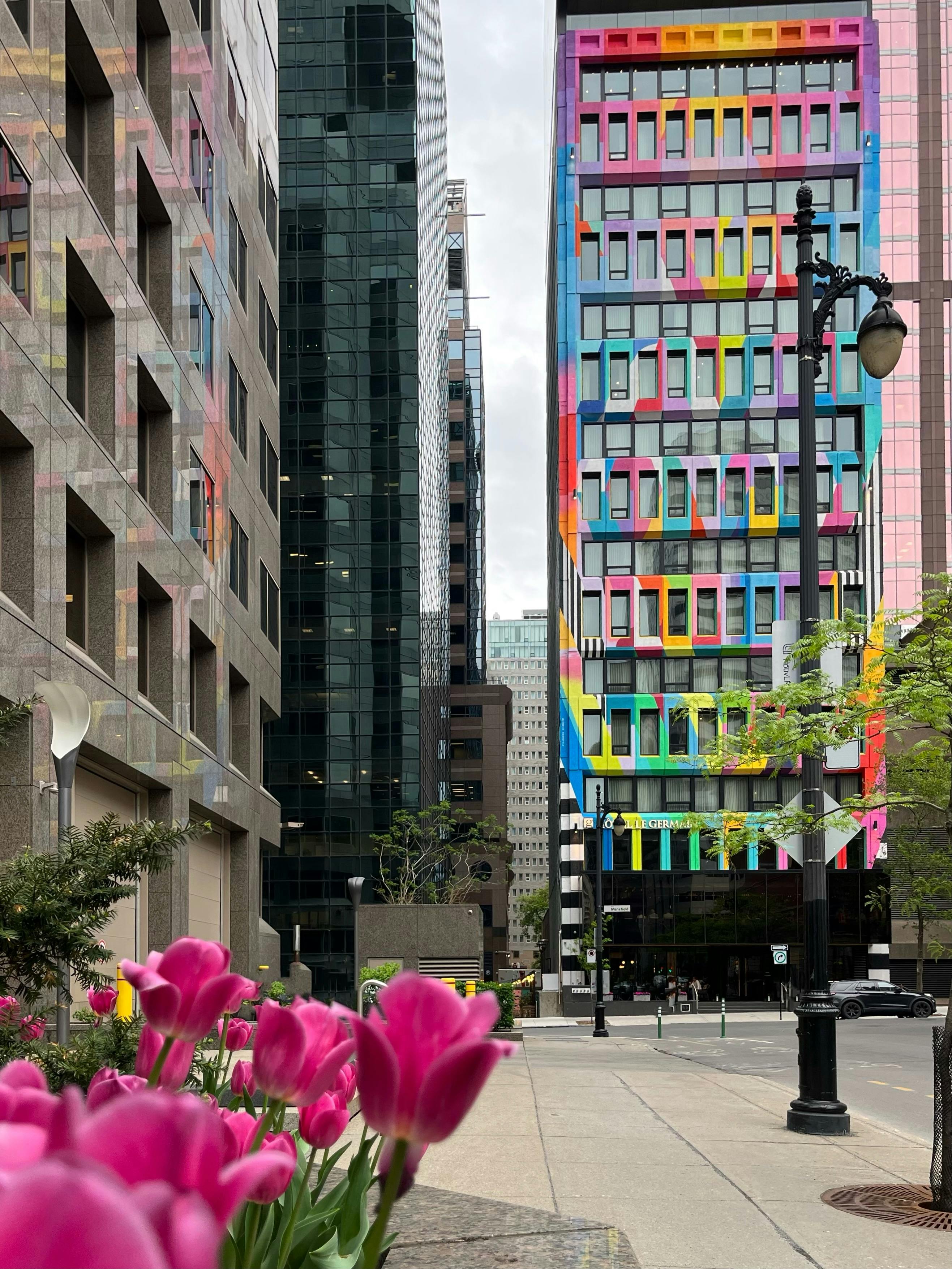 L'hotel Germain de Montréal avec une facade colorée, une initiative du festival Mural 2021